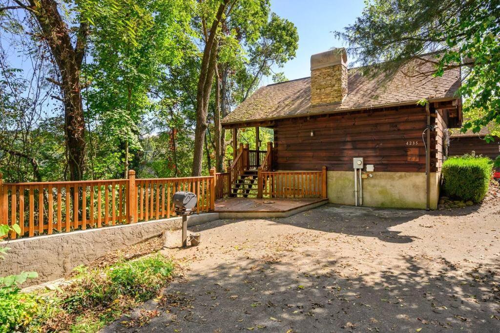 Do Not Disturb - Pigeon Forge Smoky Mountain Studio Cabin, Hot Tub, Fireplace المظهر الخارجي الصورة