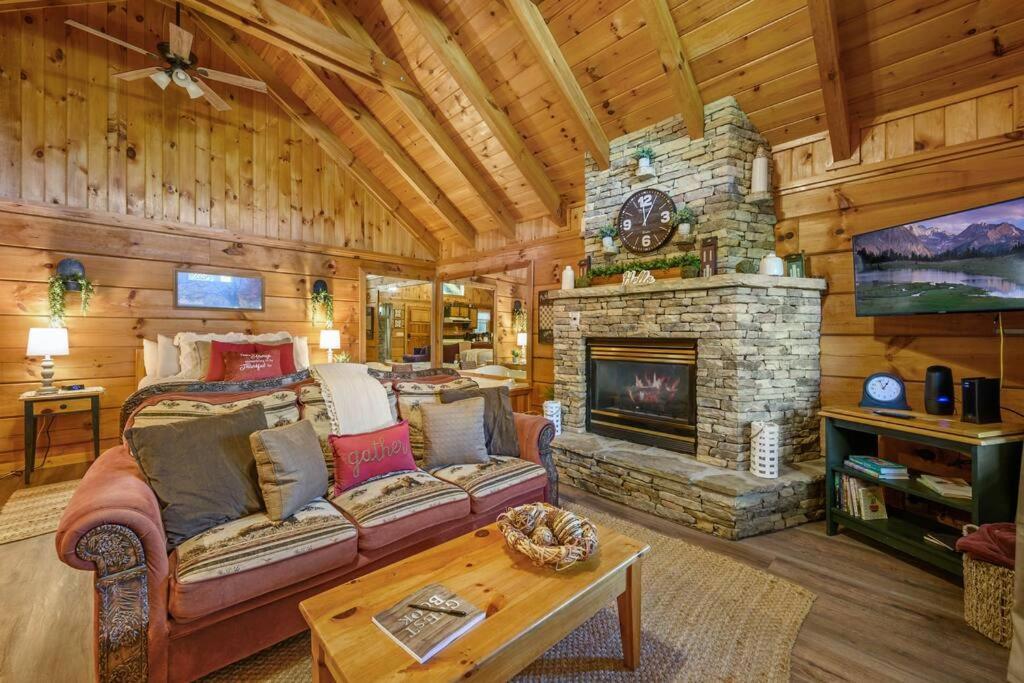 Do Not Disturb - Pigeon Forge Smoky Mountain Studio Cabin, Hot Tub, Fireplace المظهر الخارجي الصورة