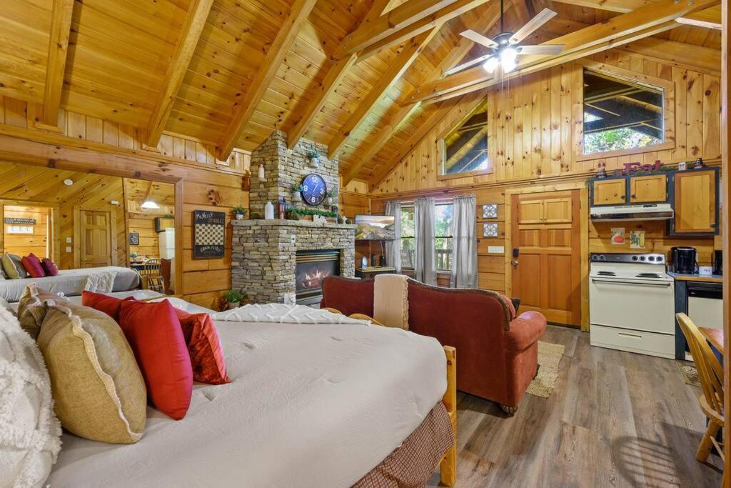 Do Not Disturb - Pigeon Forge Smoky Mountain Studio Cabin, Hot Tub, Fireplace المظهر الخارجي الصورة