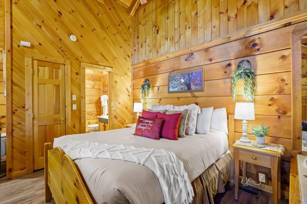 Do Not Disturb - Pigeon Forge Smoky Mountain Studio Cabin, Hot Tub, Fireplace المظهر الخارجي الصورة