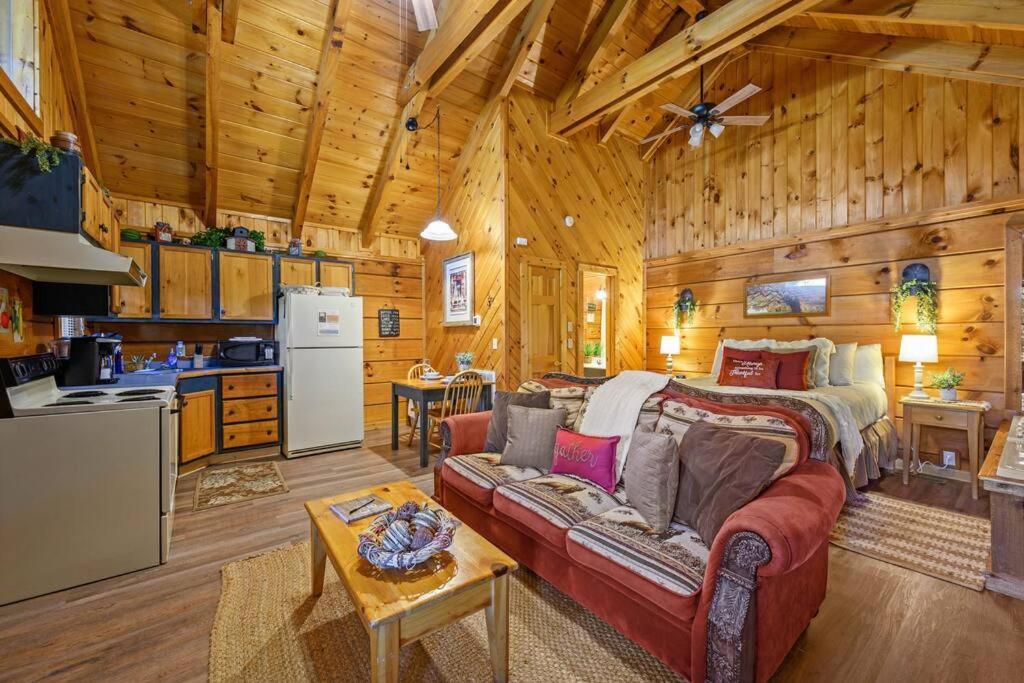 Do Not Disturb - Pigeon Forge Smoky Mountain Studio Cabin, Hot Tub, Fireplace المظهر الخارجي الصورة