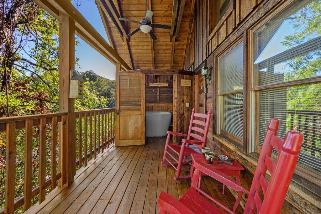 Do Not Disturb - Pigeon Forge Smoky Mountain Studio Cabin, Hot Tub, Fireplace المظهر الخارجي الصورة