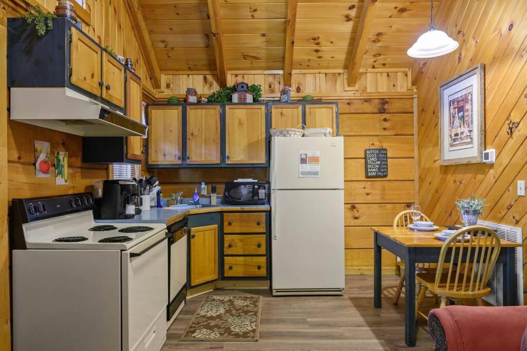 Do Not Disturb - Pigeon Forge Smoky Mountain Studio Cabin, Hot Tub, Fireplace المظهر الخارجي الصورة