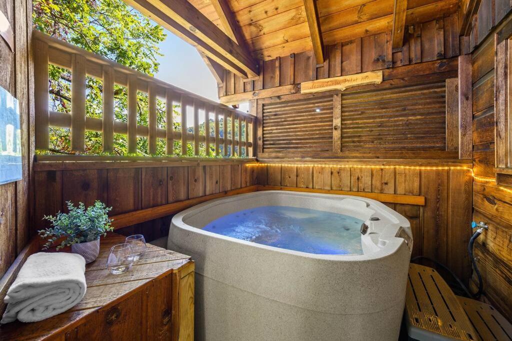 Do Not Disturb - Pigeon Forge Smoky Mountain Studio Cabin, Hot Tub, Fireplace المظهر الخارجي الصورة