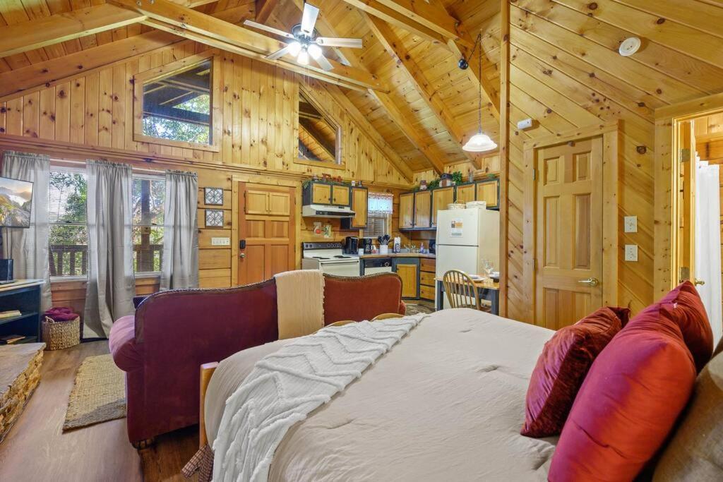 Do Not Disturb - Pigeon Forge Smoky Mountain Studio Cabin, Hot Tub, Fireplace المظهر الخارجي الصورة