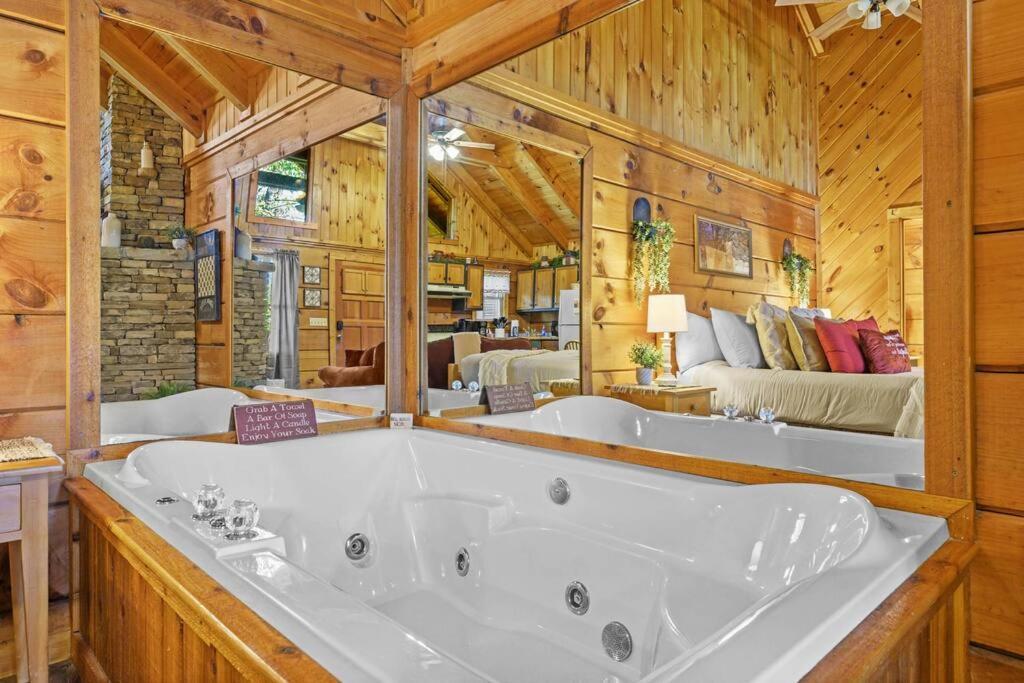 Do Not Disturb - Pigeon Forge Smoky Mountain Studio Cabin, Hot Tub, Fireplace المظهر الخارجي الصورة