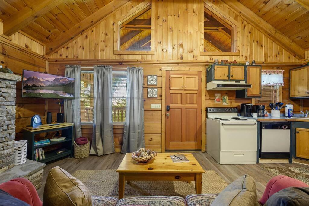 Do Not Disturb - Pigeon Forge Smoky Mountain Studio Cabin, Hot Tub, Fireplace المظهر الخارجي الصورة