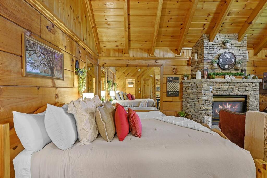 Do Not Disturb - Pigeon Forge Smoky Mountain Studio Cabin, Hot Tub, Fireplace المظهر الخارجي الصورة