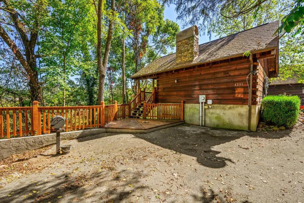 Do Not Disturb - Pigeon Forge Smoky Mountain Studio Cabin, Hot Tub, Fireplace المظهر الخارجي الصورة