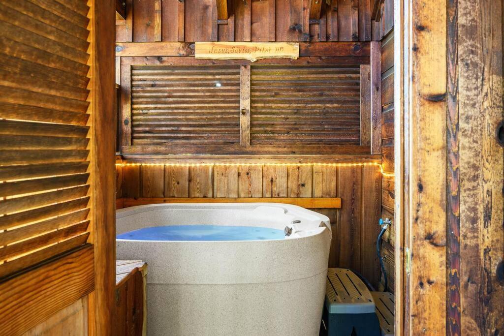 Do Not Disturb - Pigeon Forge Smoky Mountain Studio Cabin, Hot Tub, Fireplace المظهر الخارجي الصورة