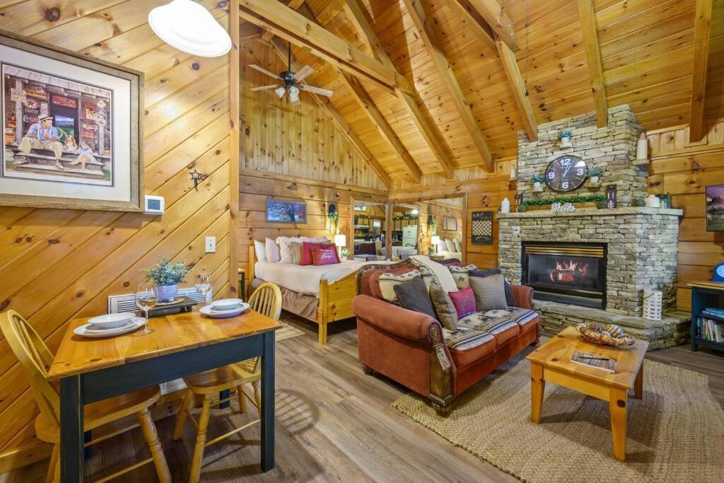 Do Not Disturb - Pigeon Forge Smoky Mountain Studio Cabin, Hot Tub, Fireplace المظهر الخارجي الصورة