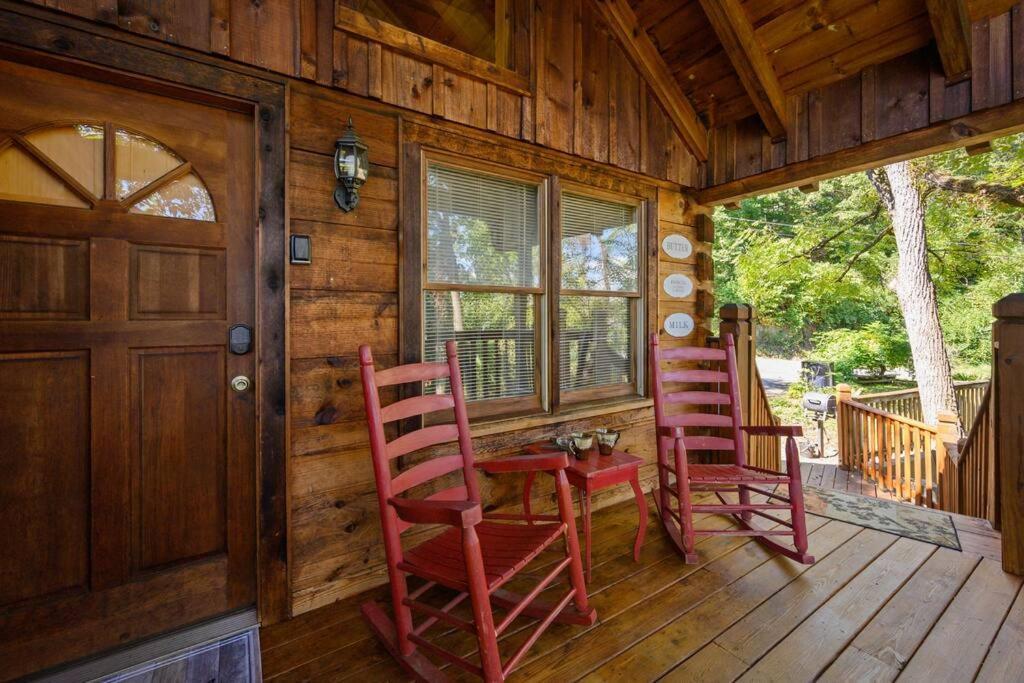 Do Not Disturb - Pigeon Forge Smoky Mountain Studio Cabin, Hot Tub, Fireplace المظهر الخارجي الصورة