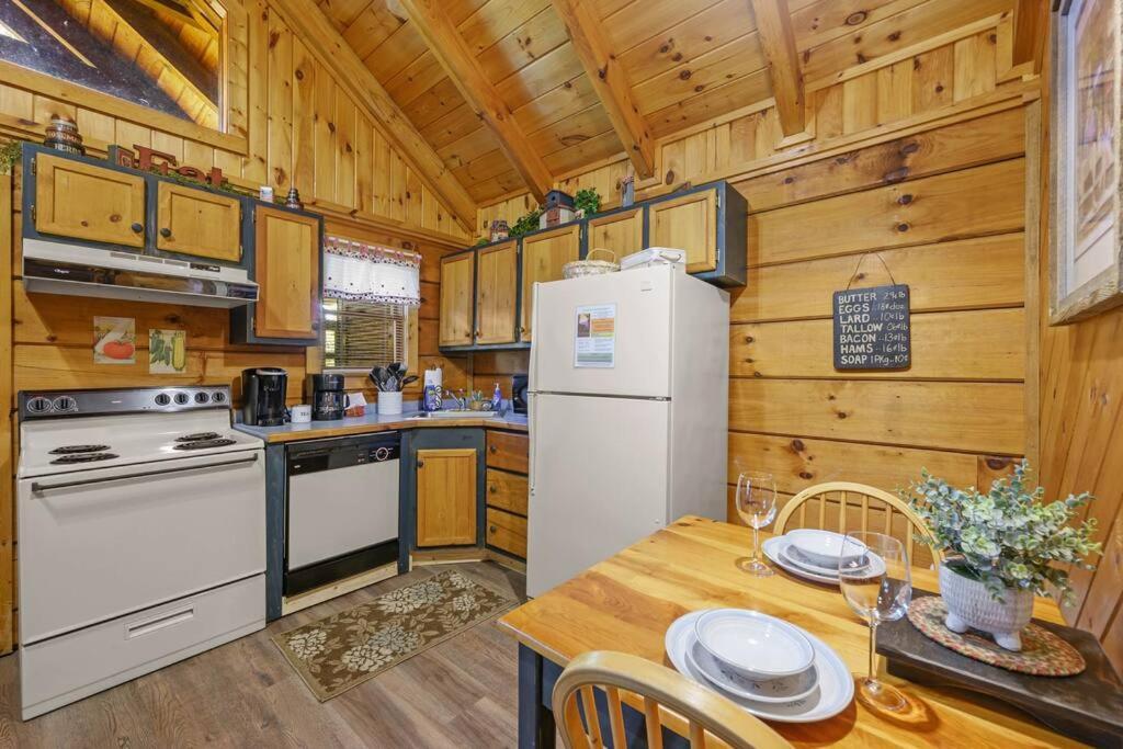 Do Not Disturb - Pigeon Forge Smoky Mountain Studio Cabin, Hot Tub, Fireplace المظهر الخارجي الصورة