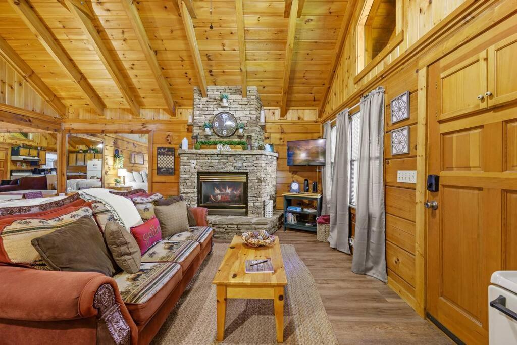 Do Not Disturb - Pigeon Forge Smoky Mountain Studio Cabin, Hot Tub, Fireplace المظهر الخارجي الصورة