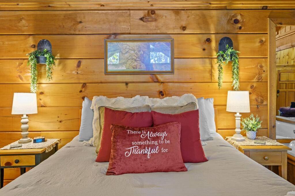 Do Not Disturb - Pigeon Forge Smoky Mountain Studio Cabin, Hot Tub, Fireplace المظهر الخارجي الصورة