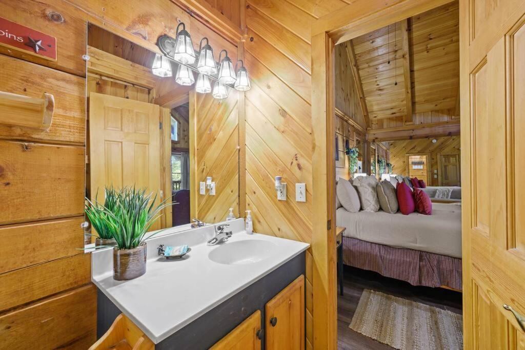 Do Not Disturb - Pigeon Forge Smoky Mountain Studio Cabin, Hot Tub, Fireplace المظهر الخارجي الصورة